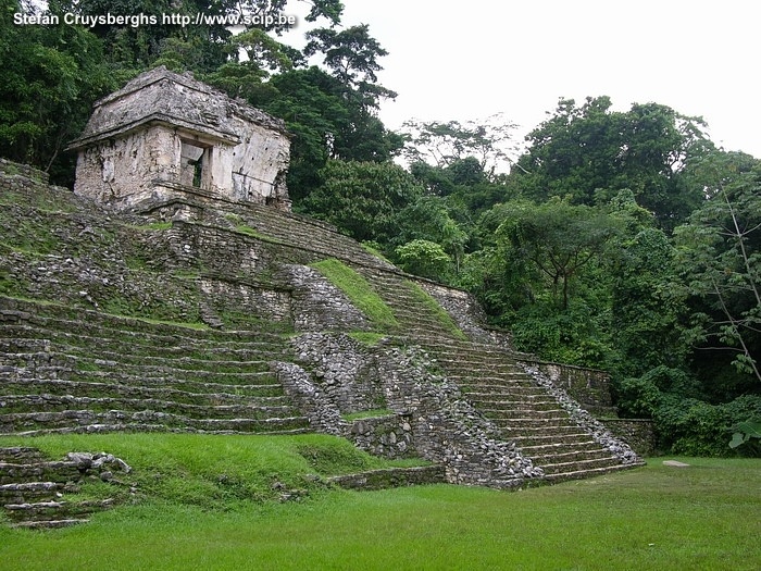 Palenque Palenque is alles wat een archeologische site zou moeten zijn; mysterieus, goed bewaard en indrukwekkend. Deze Maya-stad is gelegen midden in de jungle. Stefan Cruysberghs